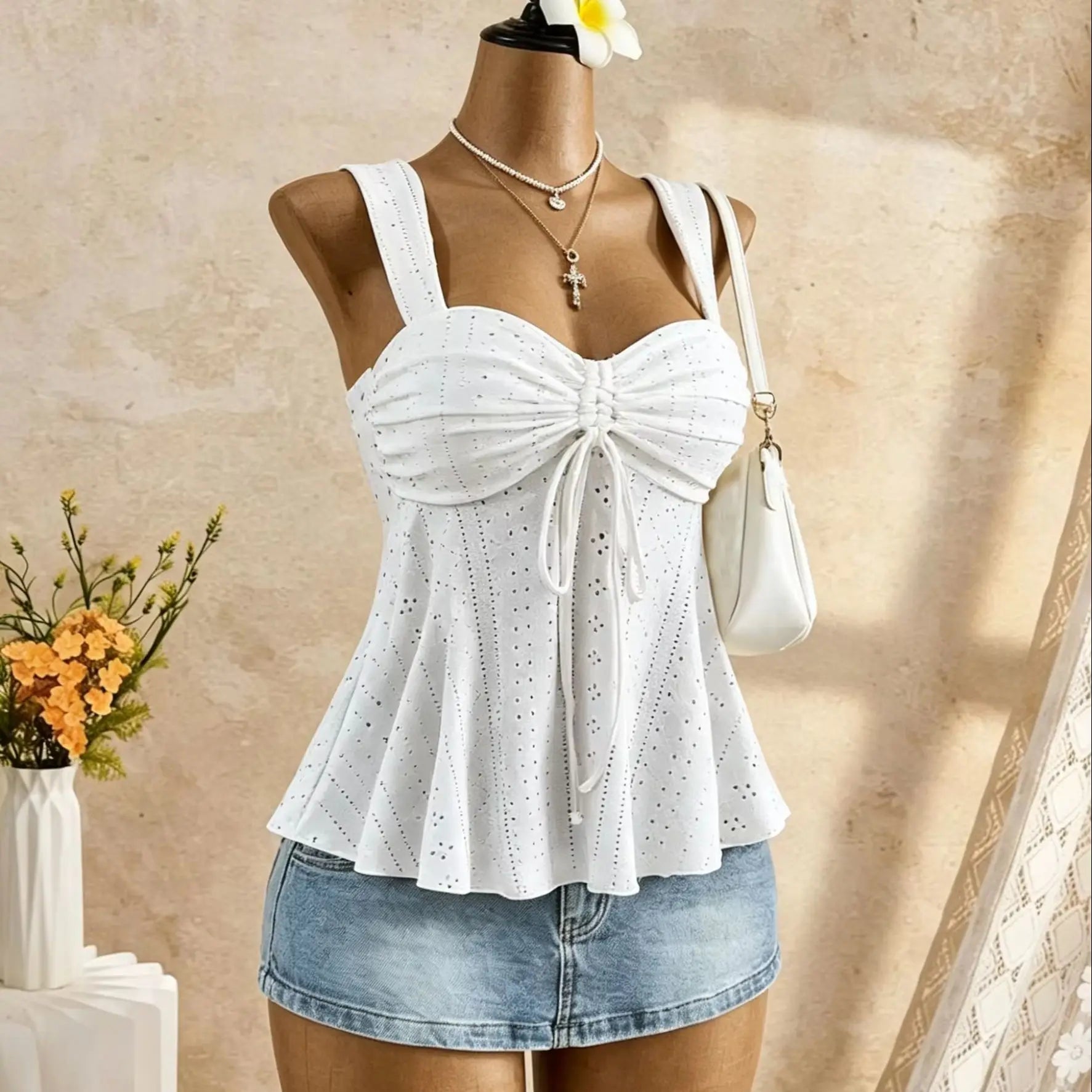 Haut Camisole Blanc en Dentelle à Œillets – Froncé & Nœud | Femme