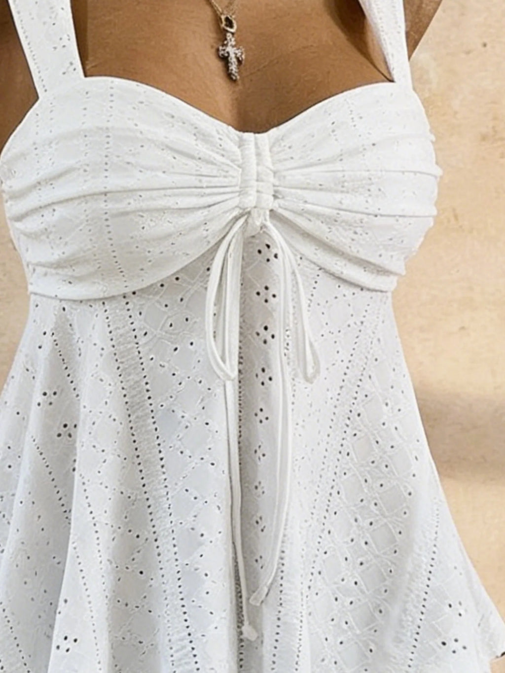 Haut Camisole Blanc en Dentelle à Œillets – Froncé & Nœud | Femme
