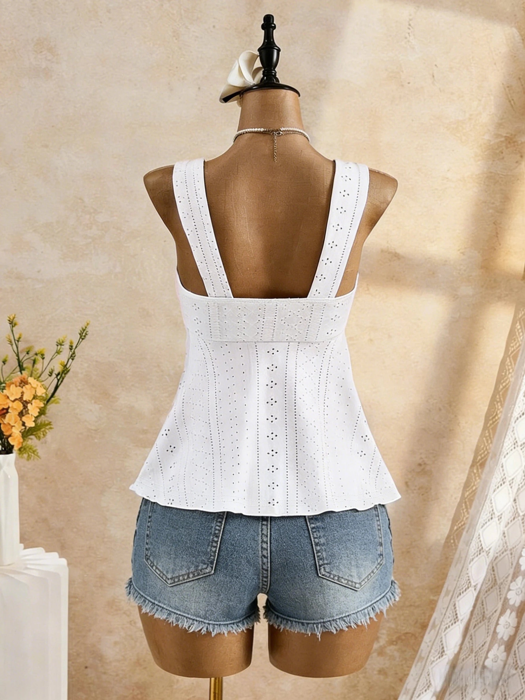 Haut Camisole Blanc en Dentelle à Œillets – Froncé & Nœud | Femme